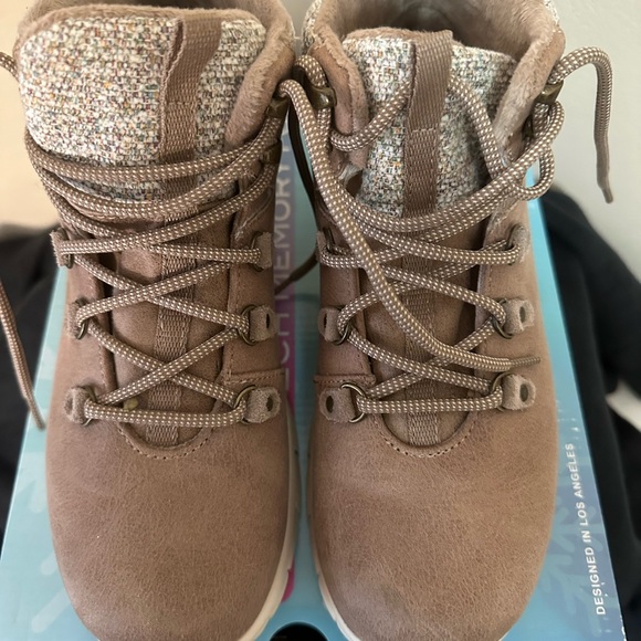 Skechers Women's Taupe/Tan Water Repellent Sunday’s Best Boots NWT - Picture 8 of 9